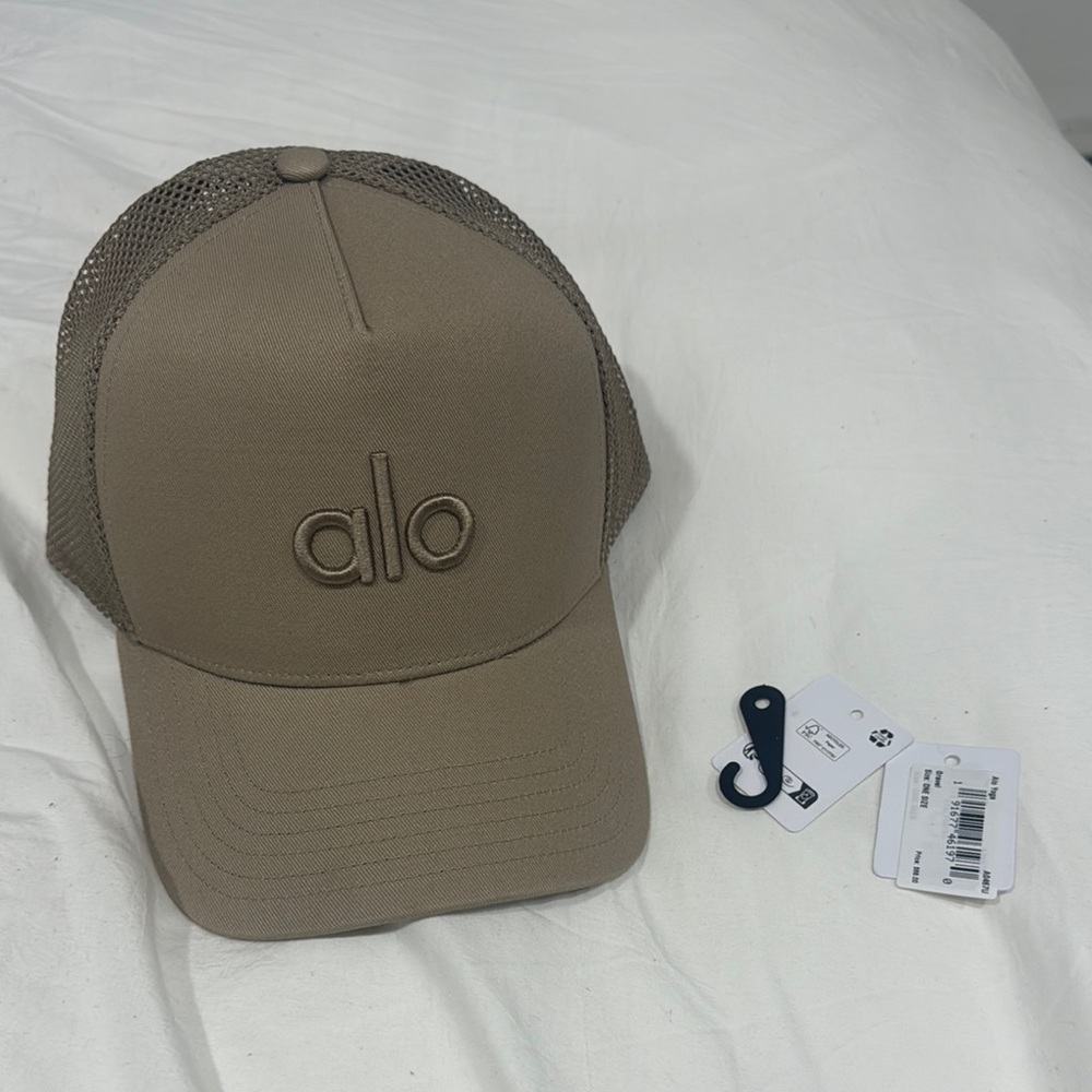 District Trucker Hat - Gravel brand new